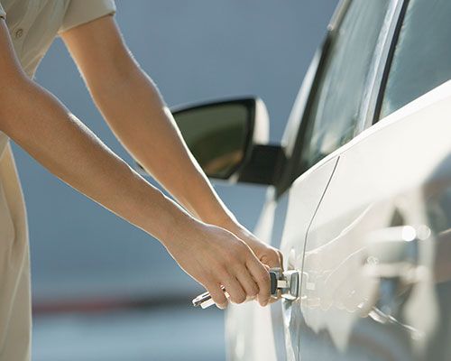Instalación de empaques de puerta de un coche