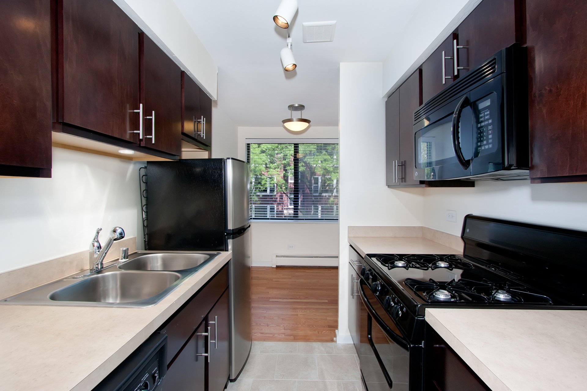 Reside on Pine Grove Apartments in Lakeview, Chicago IL