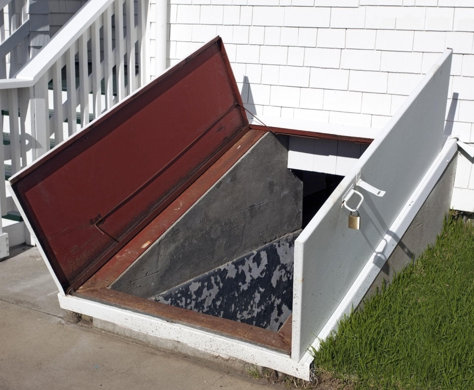 How to know if your basement bulkhead is leaking & how to fix it?