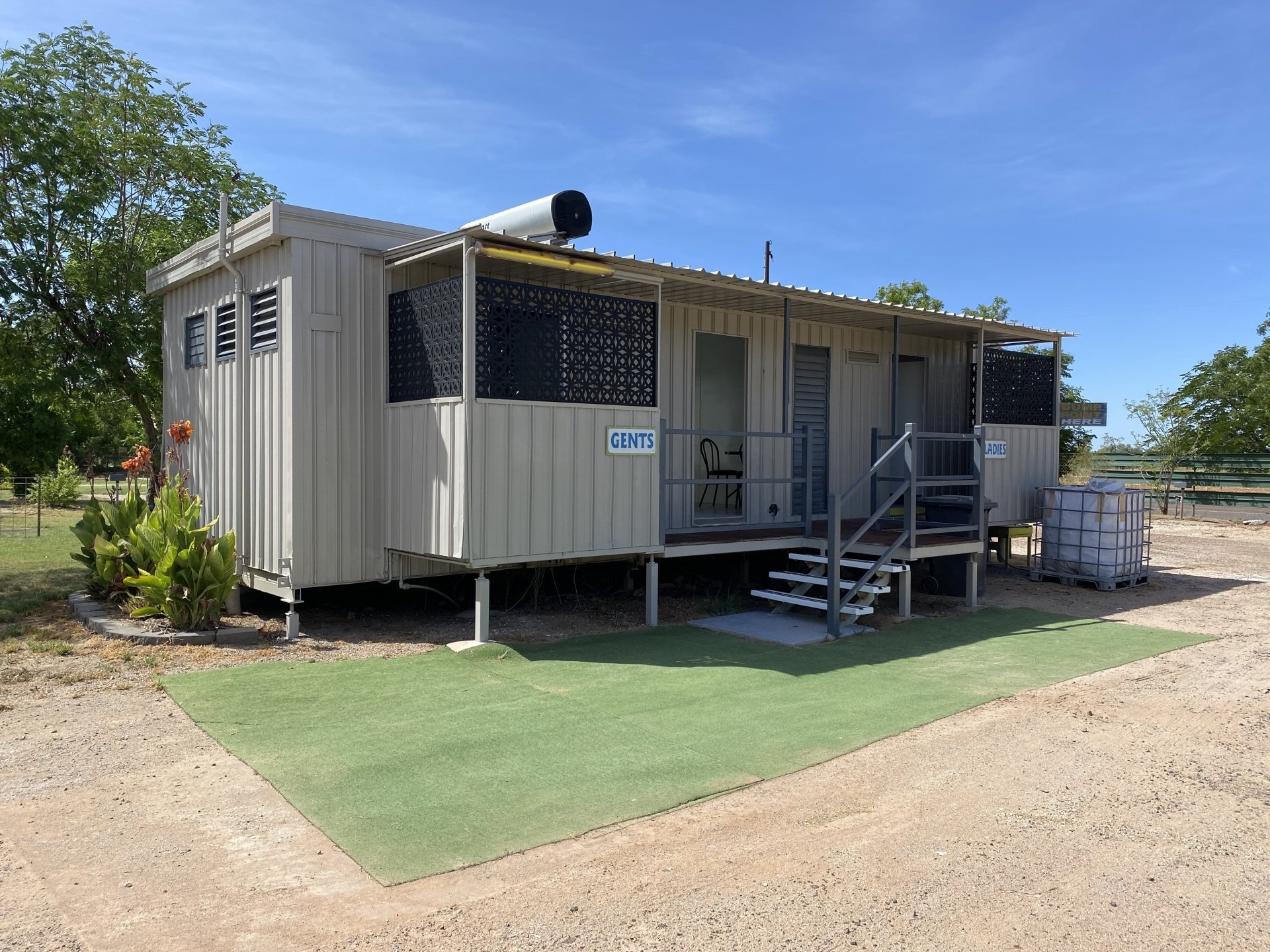 Caravan Park and Luxury Cabins, Winton
