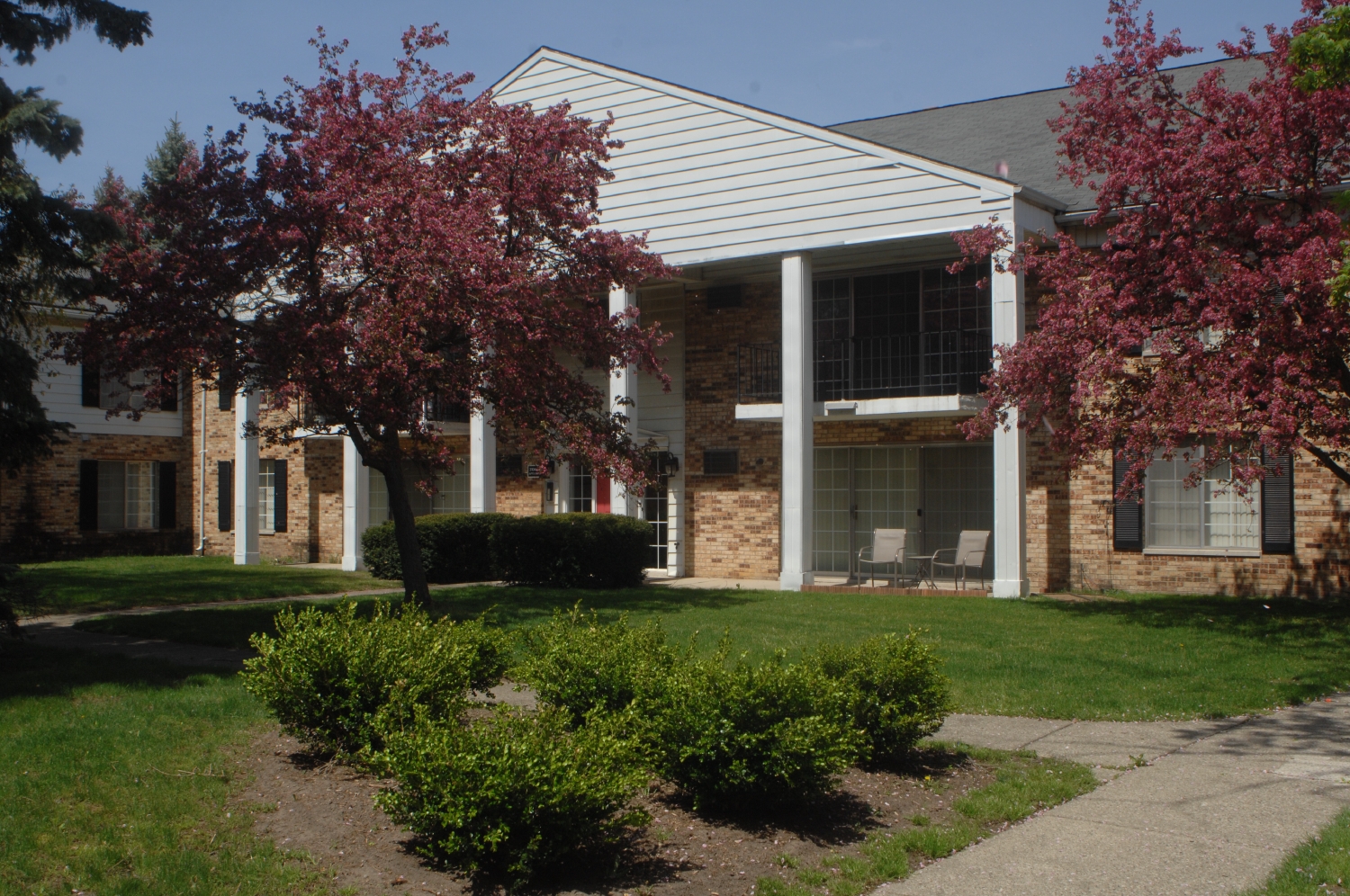 Apple Ridge Apartments, Livonia (see pics & AVAIL)