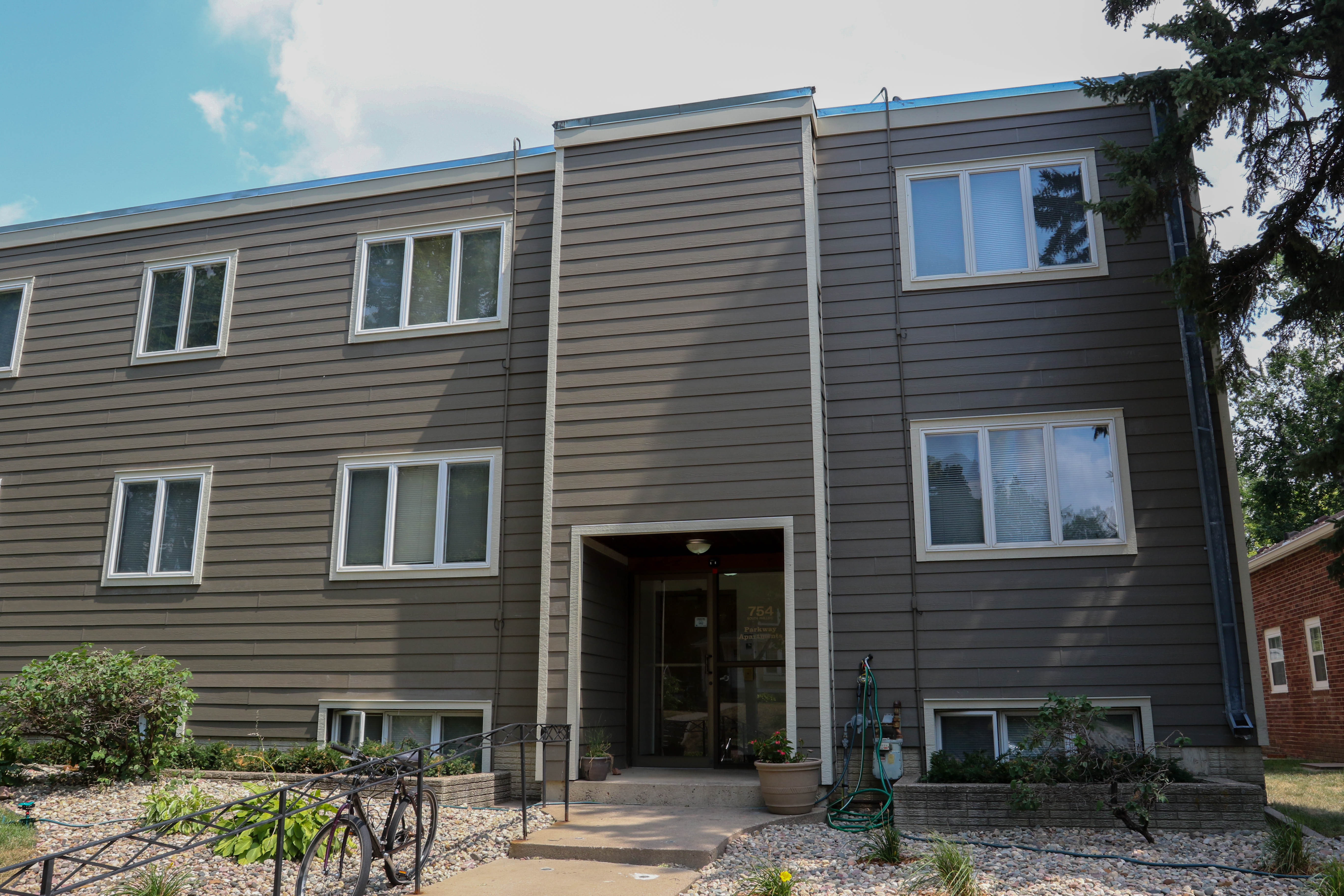 Parkway Apartments, Sioux Falls (see pics & AVAIL)