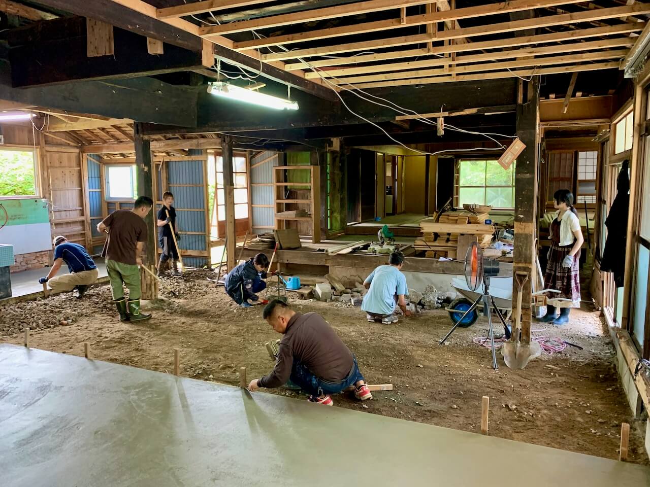 古民家のセルフリノベに失敗した話（3） ひじを左わき下からはなさない心がまえで、やや内角をねらいえぐりこむようにして「土間コンクリート」を