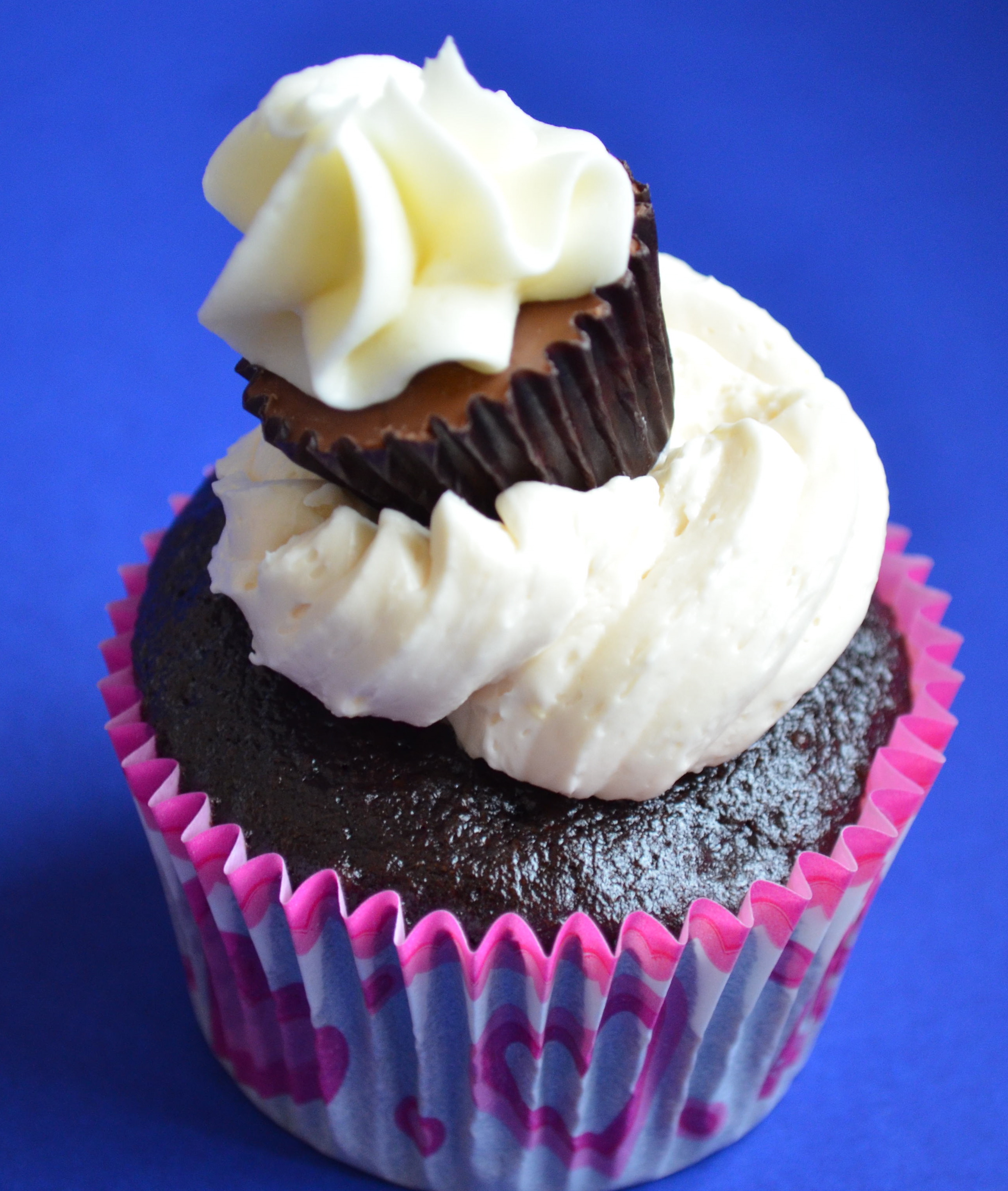Chocolate Sour Cream Cupcakes With White Chocolate Cream Cheese Icing