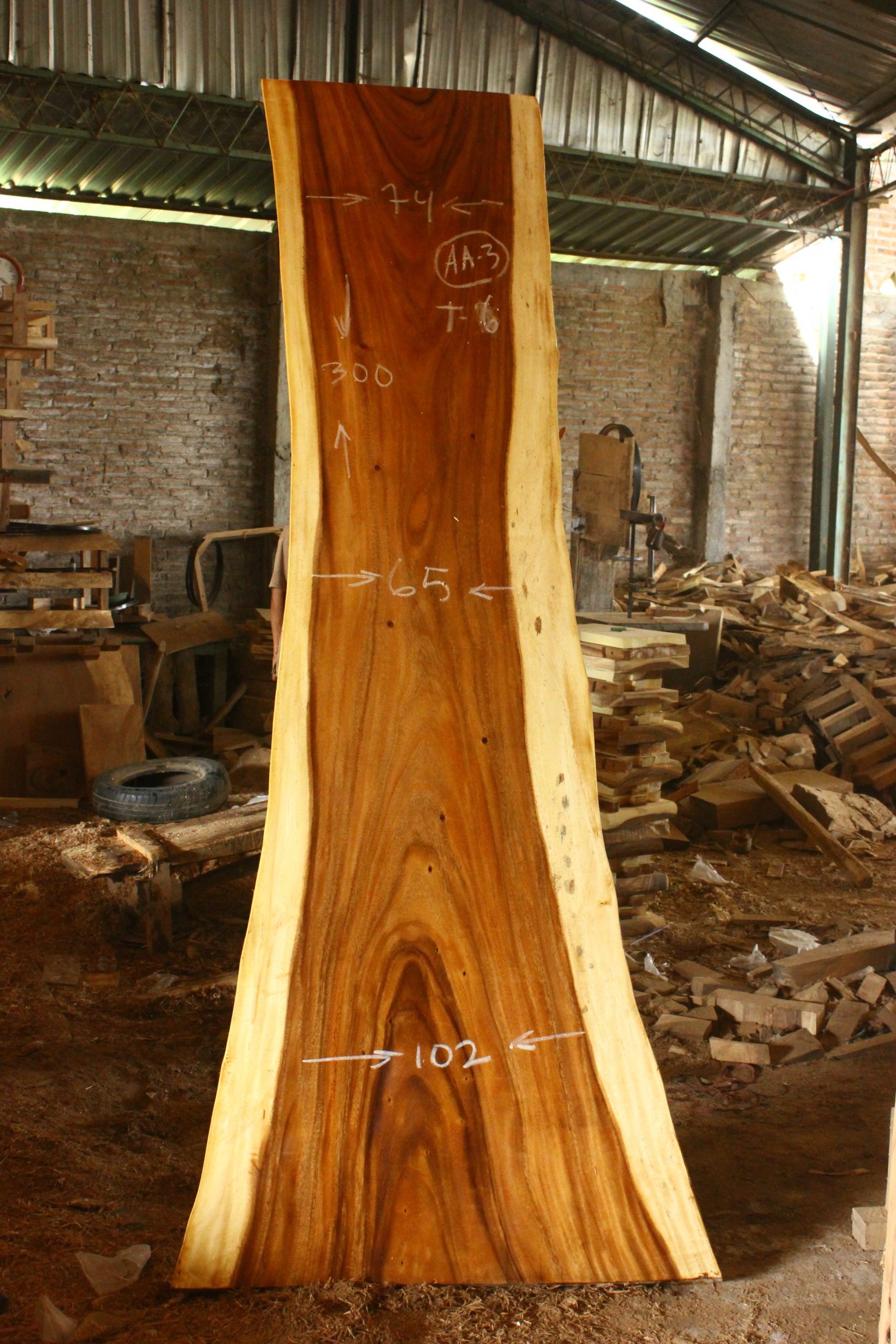 Suar Wood Projects isiruangan