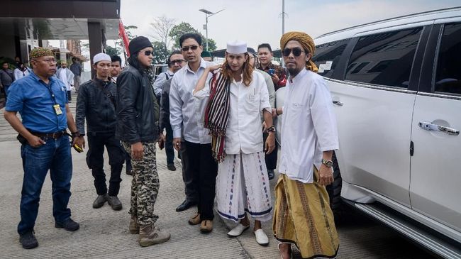 BAHAR SMITH DIDUGA BERNIAT KABUR DAN GANTI NAMA JADI RIZAL BAHAR SMITH DIDUGA BERNIAT KABUR DAN GANTI NAMA JADI RIZAL