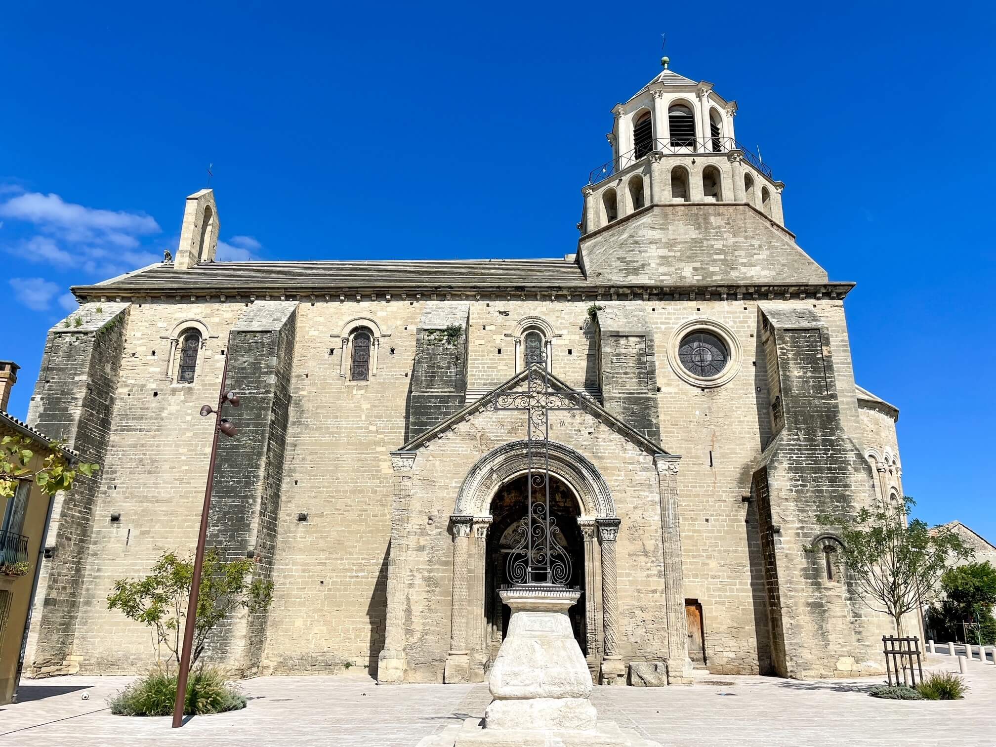 Église NotreDameduLac Église romane dans la ville du Thor