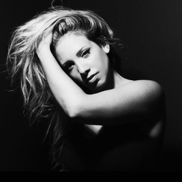 アリシア・キーズやメリッサ・エスリッジと共演を果たし、世界で活躍するイスラエルの女性歌手