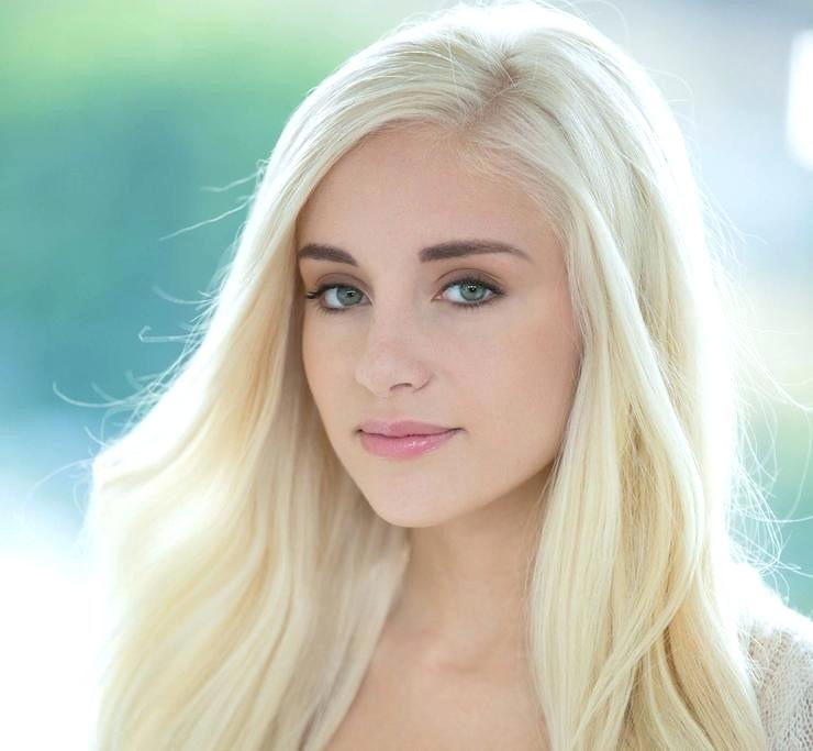 Naomi Woods Altezza Peso Misure Colore occhio Wiki(013)