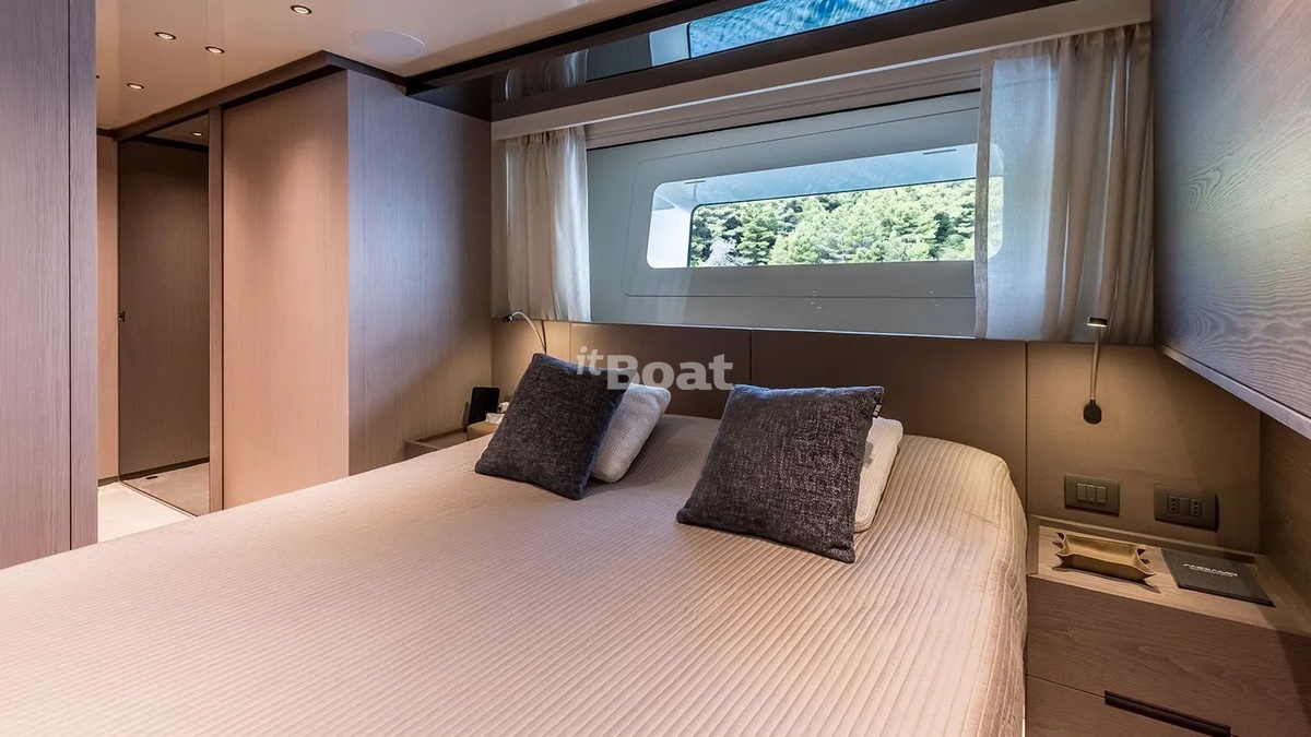 Hinckley Center Console 29 Prices, Specs, Reviews and Sales