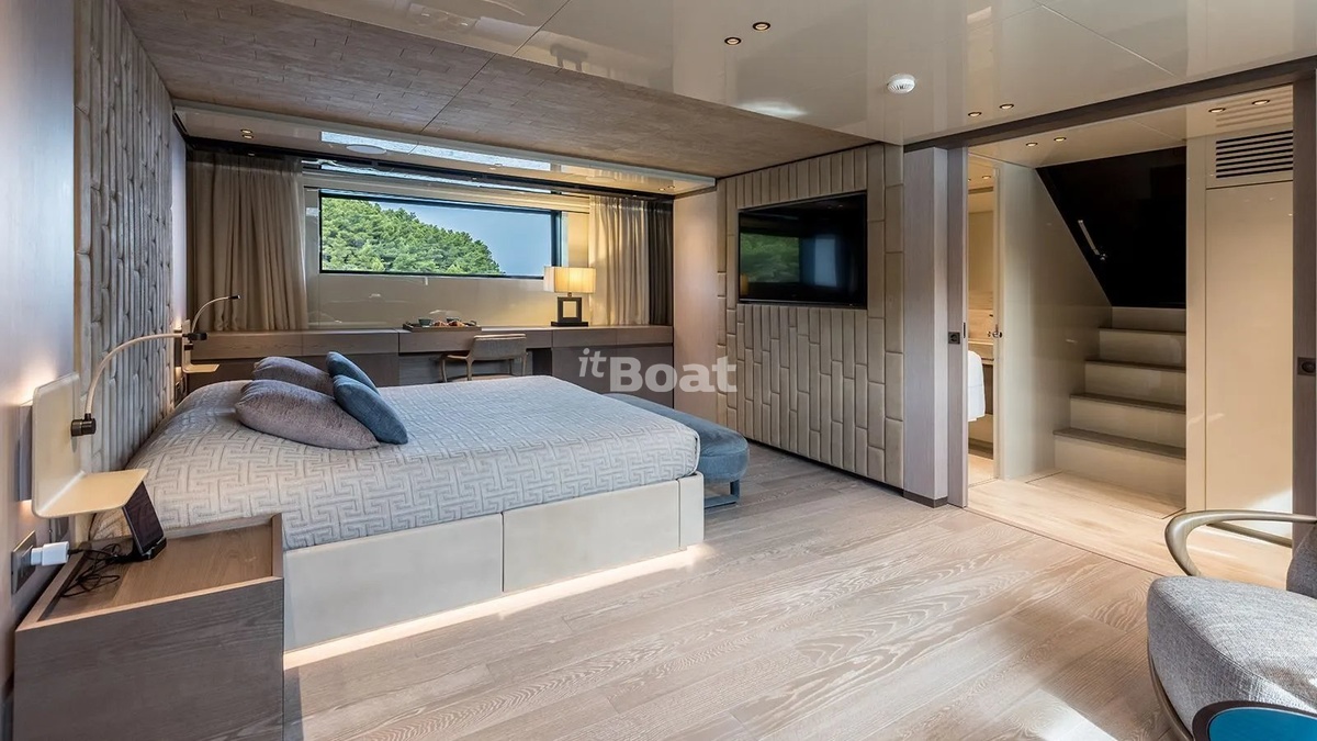 Hinckley Center Console 29 Prices, Specs, Reviews and Sales