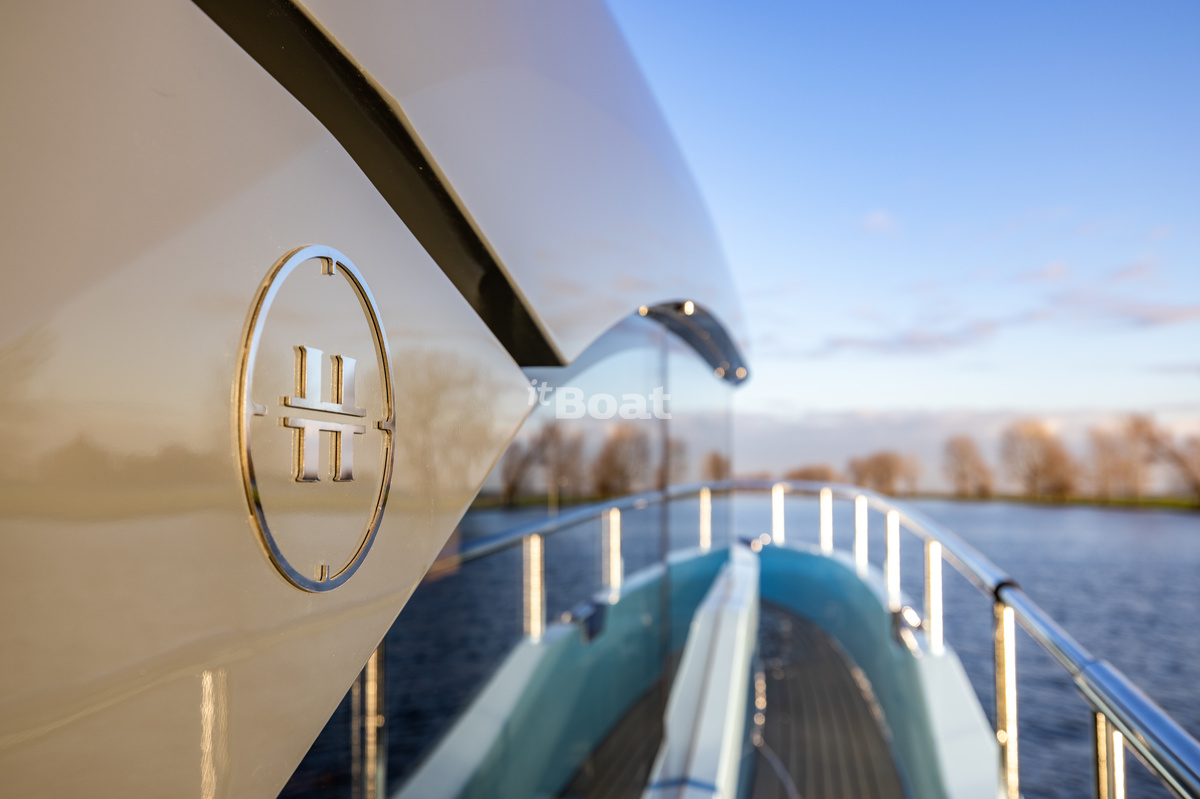 Van den Hoven Voyager 50 Prices, Specs, Reviews and Sales Information