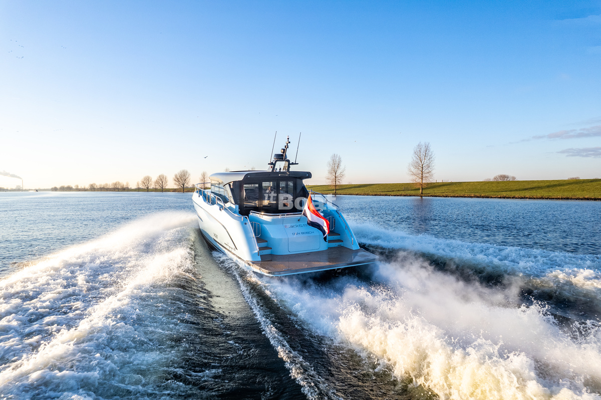 Van den Hoven Voyager 50 Prices, Specs, Reviews and Sales Information