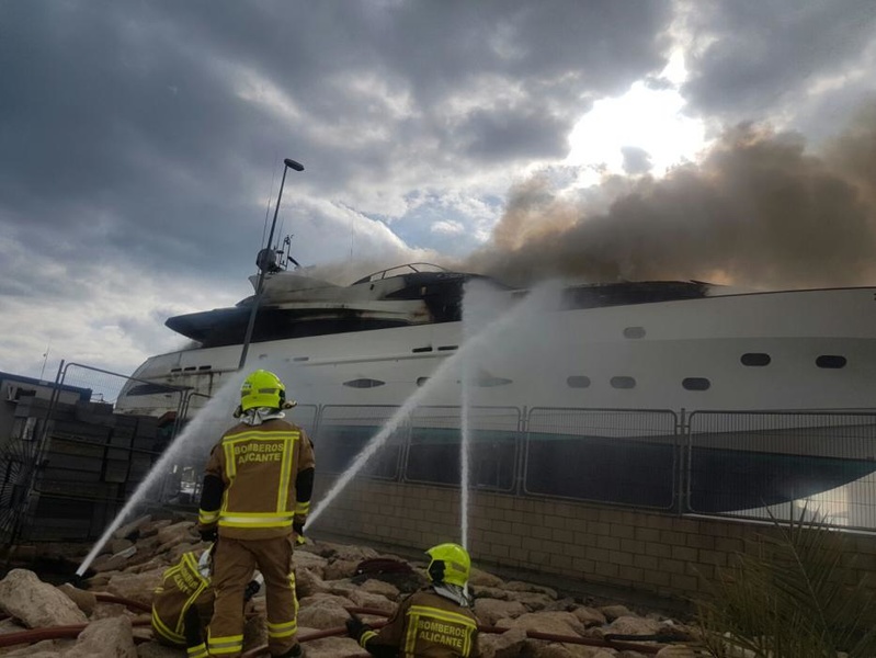 Boats burn and burn. Third fire in a week itBoat yacht magazine