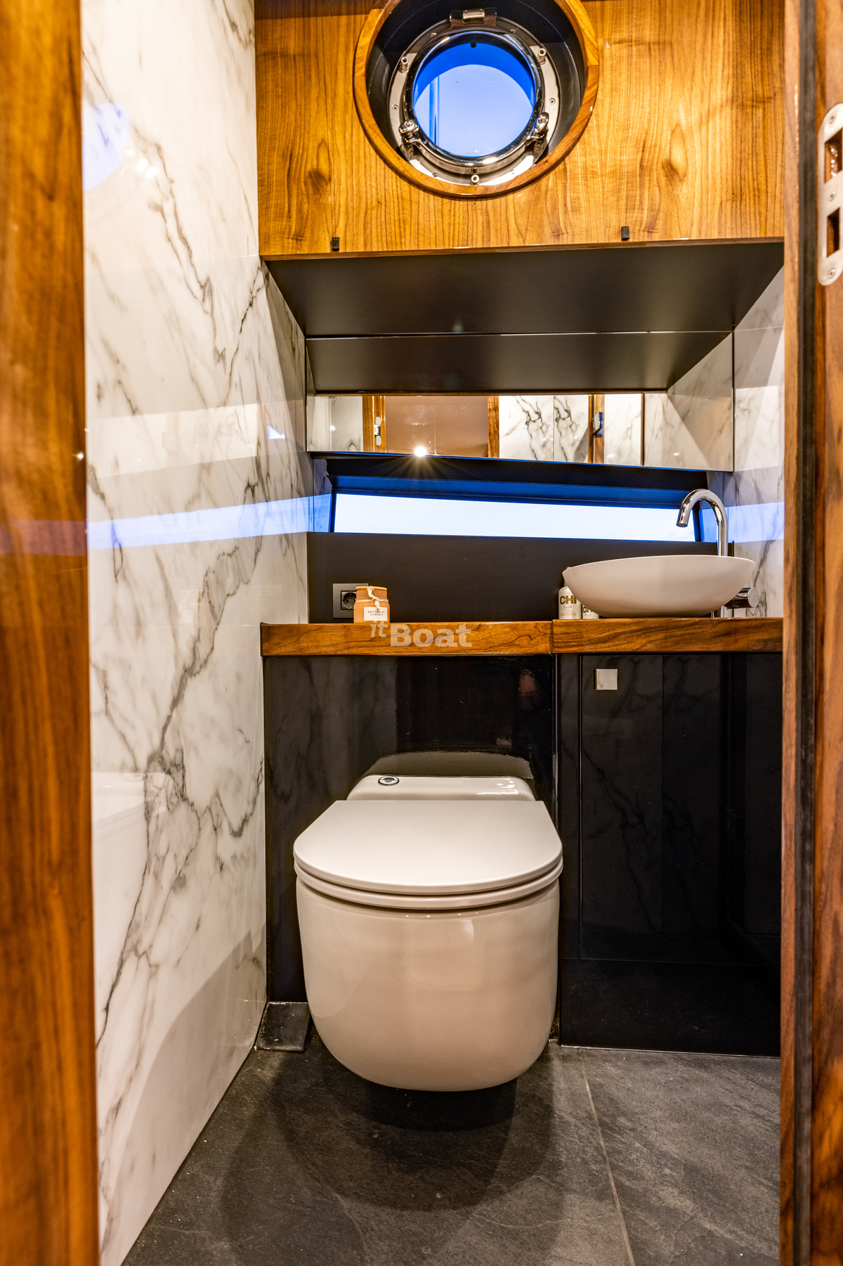 Van den Hoven Voyager 50 Prices, Specs, Reviews and Sales Information