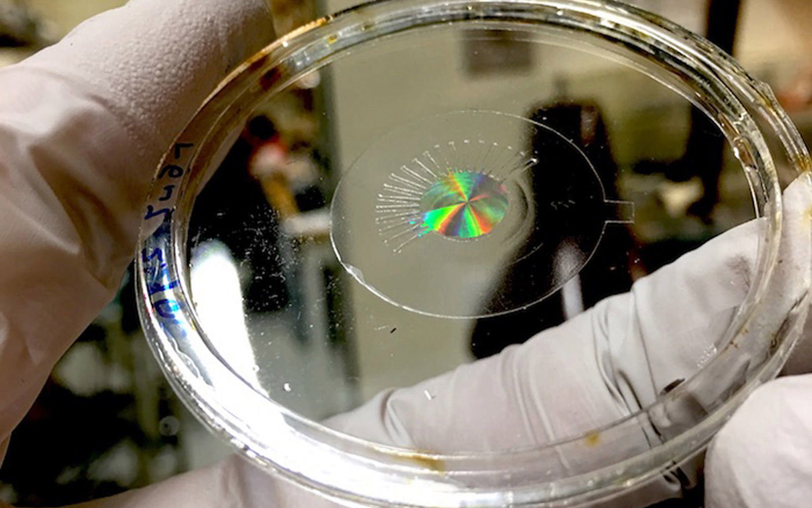 Учёные создали электронную линзу, которая превосходит человеческий глаз