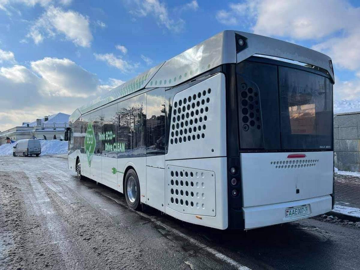 КМДА: У Києві почали випробування білоруського електробусу МАЗ-303Е - він має батарею на 285 кВтч, запас ходу 300 км та коштує 15 млн грн