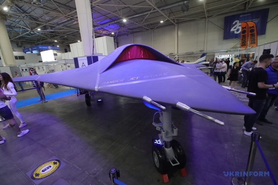 В Україні презентували вітчизняний ударний stealth-дрон ACE ONE: вага - 7,5 т, дальність - 1500 км, висота - 13,7 км, швидкість - 0,95М, боєприпаси - 900 кг [відео]