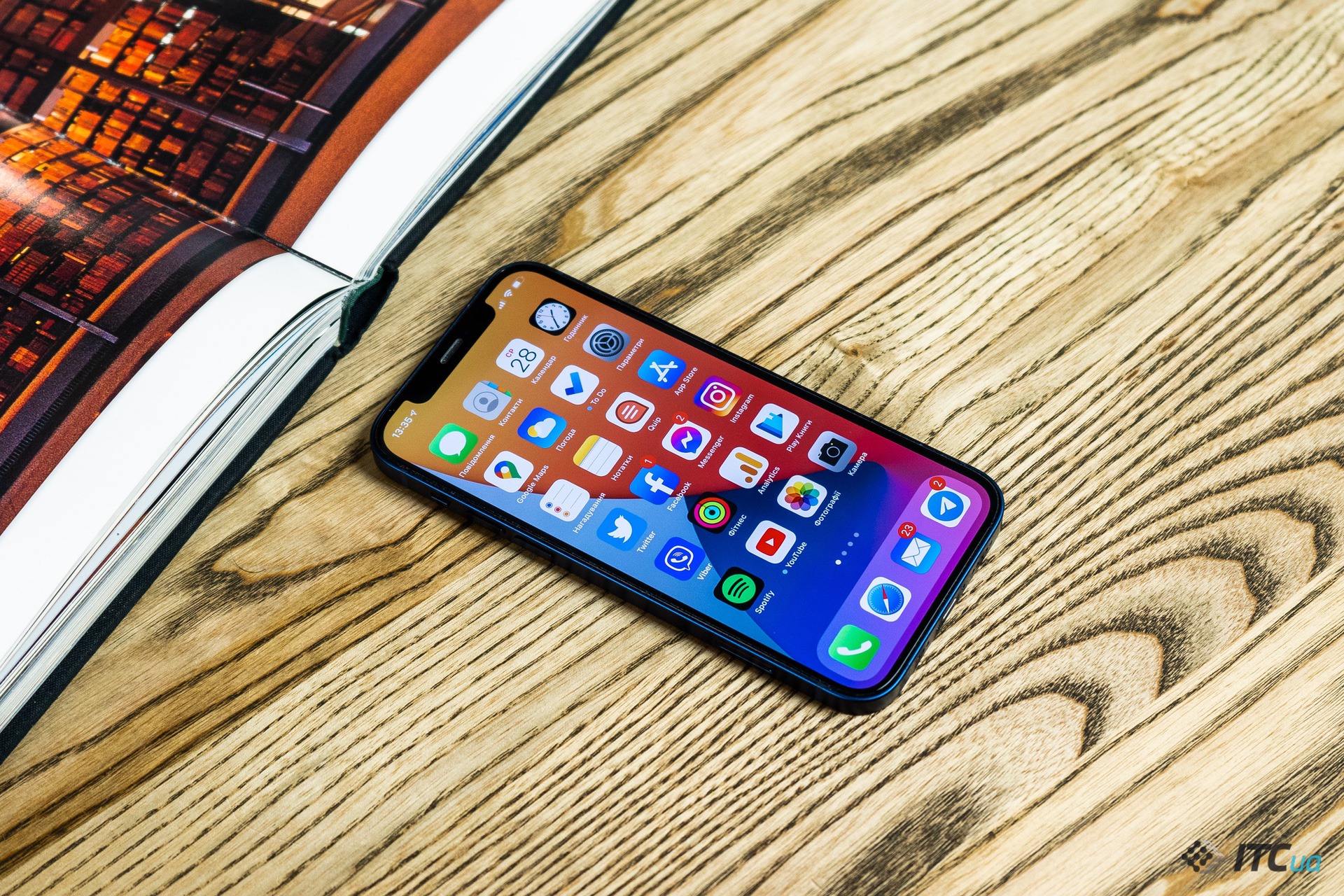 Galaxy A52 против iPhone 12