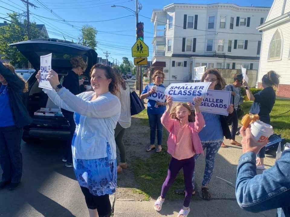 Lynn teachers protest class size Itemlive