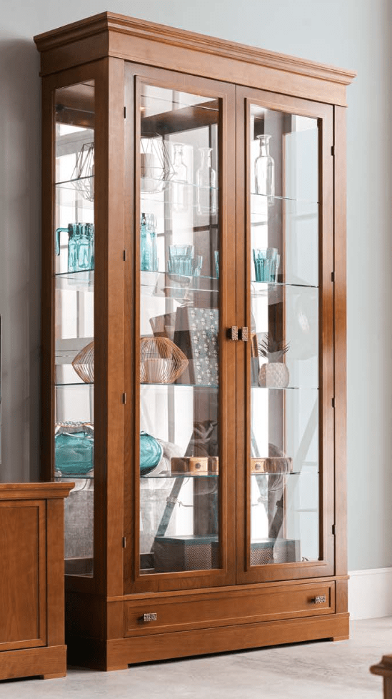 klassische Glasvitrine mit Beleuchtung, italienische Wonzimmermöbel in Kirsche