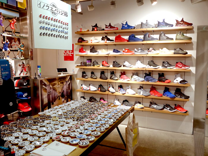 BASKETBALL & SPORTS」での「イノウエバッジ店」出店の様子です