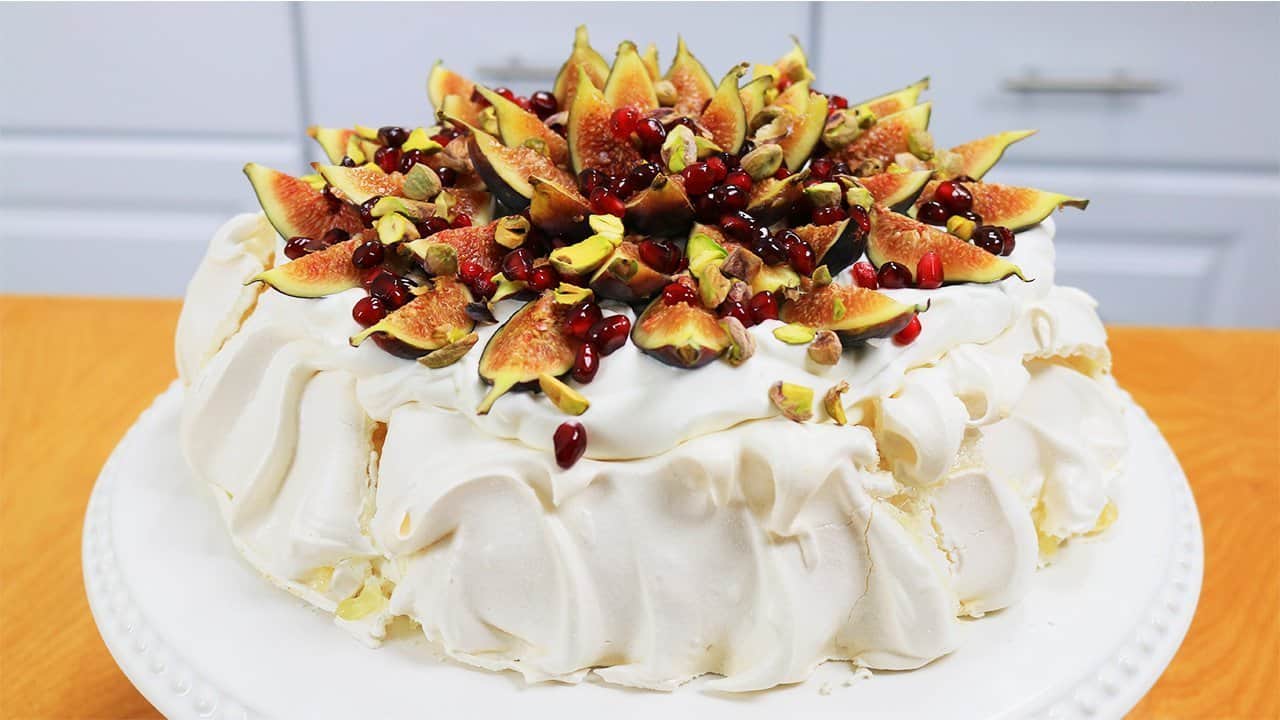 Pomegranate Fig Pavlova It S Raining Flour