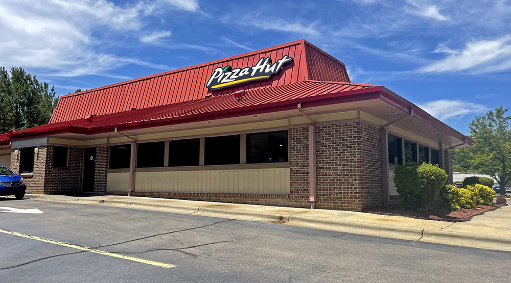 Carthage Pizza Hut Serves Up Nostalgia, but no Fancy Lamps