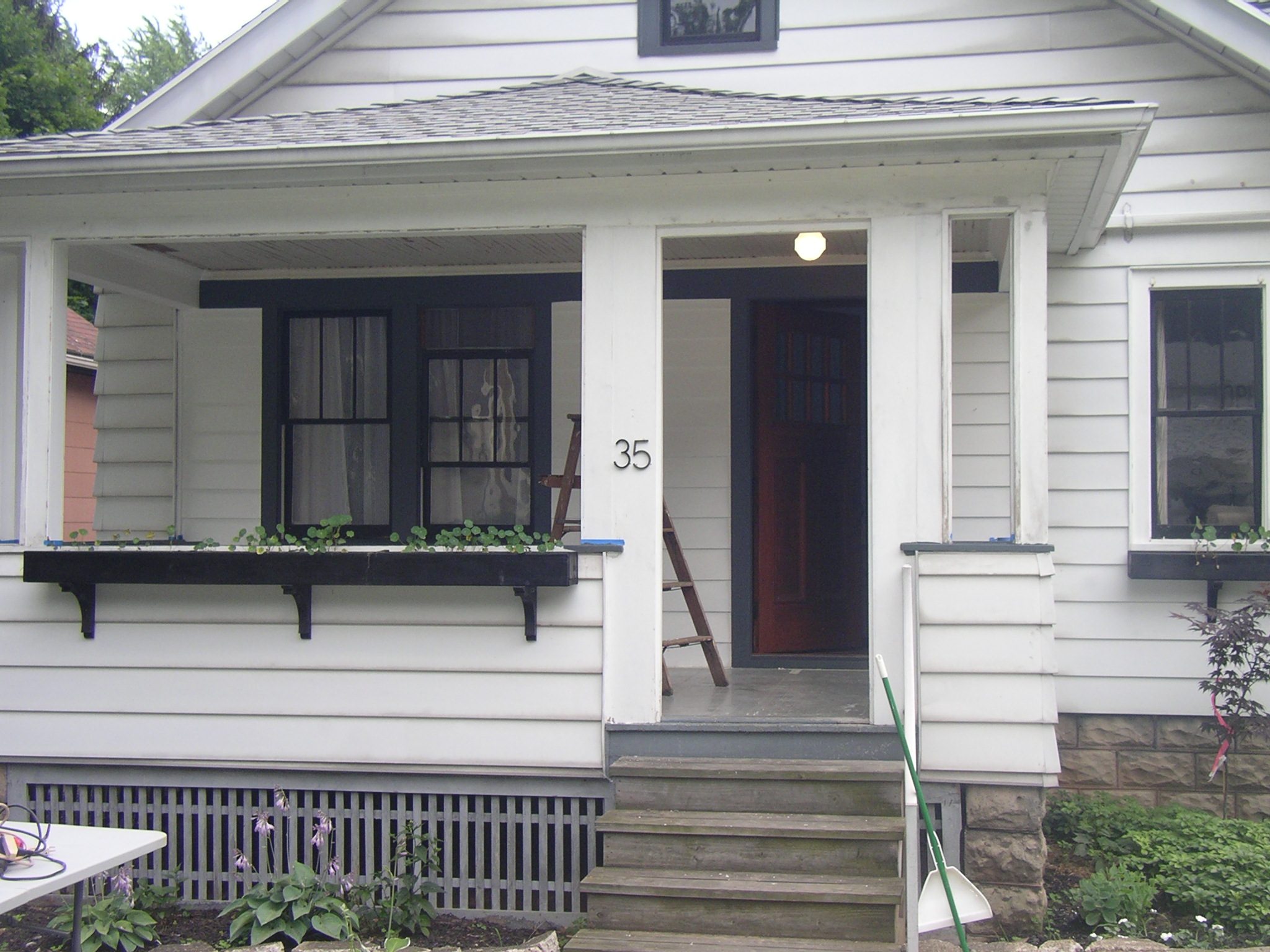 Ittybittybungalow updating and renovating a small Bungalow DIY style