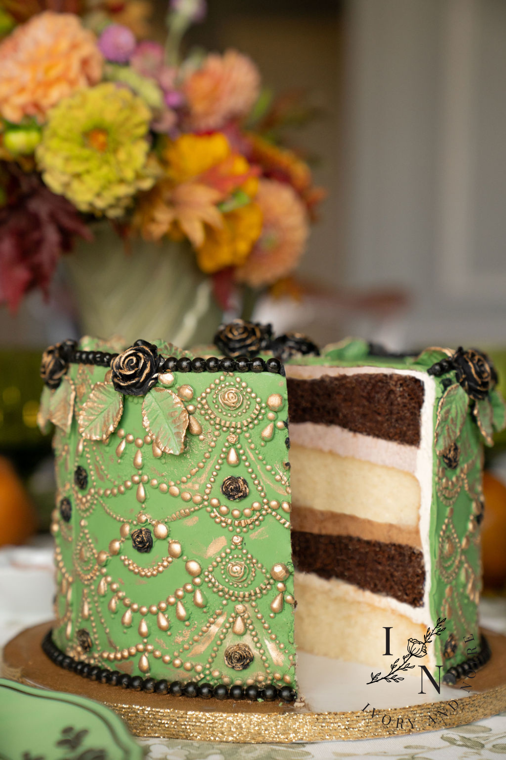 How to Cut a Cake like a Professional Flawlessly Ivory & Noire