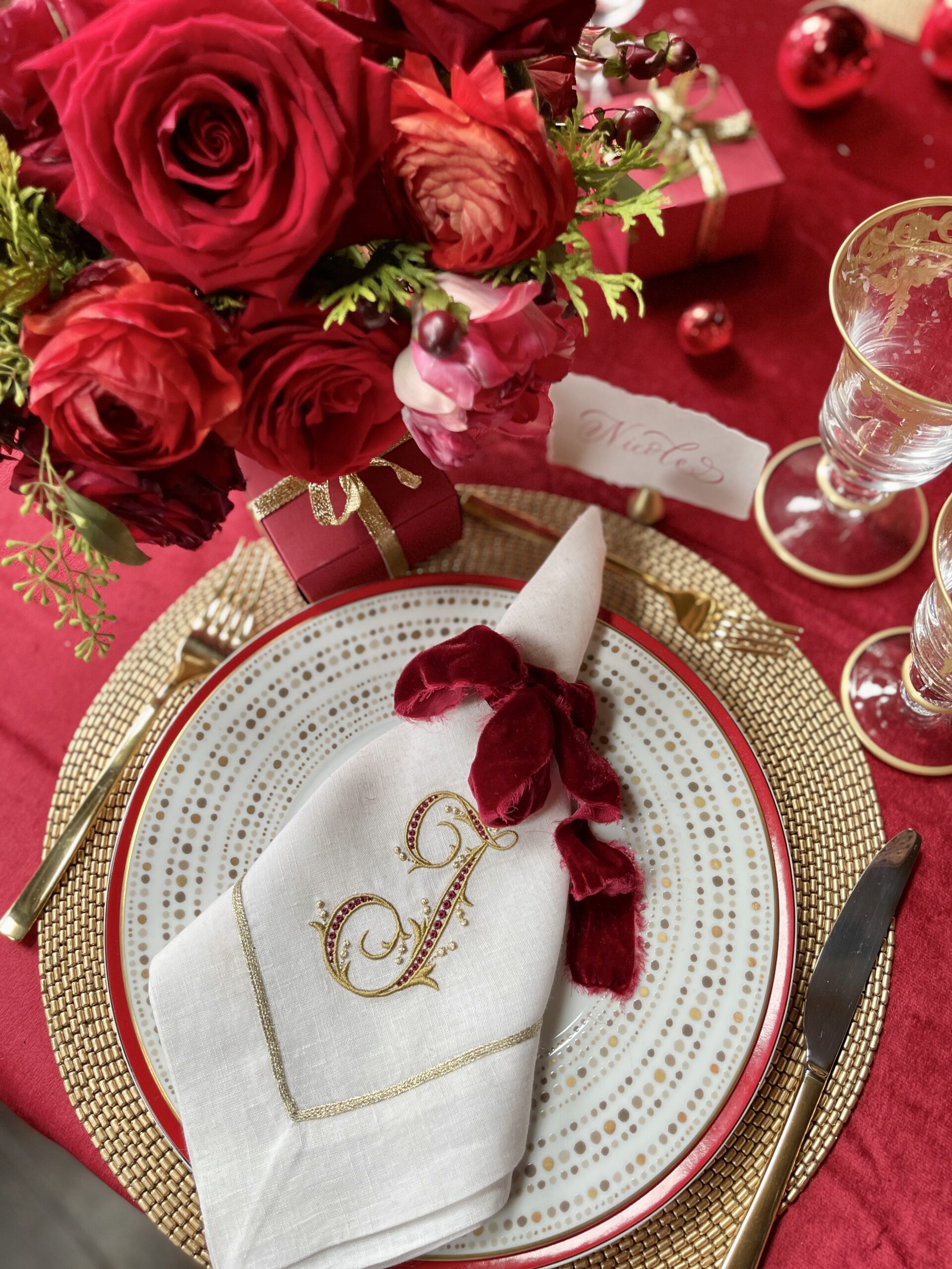 Red and Gold Themed Christmas Table Setting Idea Ivory & Noire