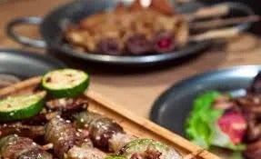美村路隱藏版宵夜！路邊烤肉：堅持炭火慢烤的儀式感，這家串燒 CP 值高到不合理，跟閨蜜聚會選這裡就對了！