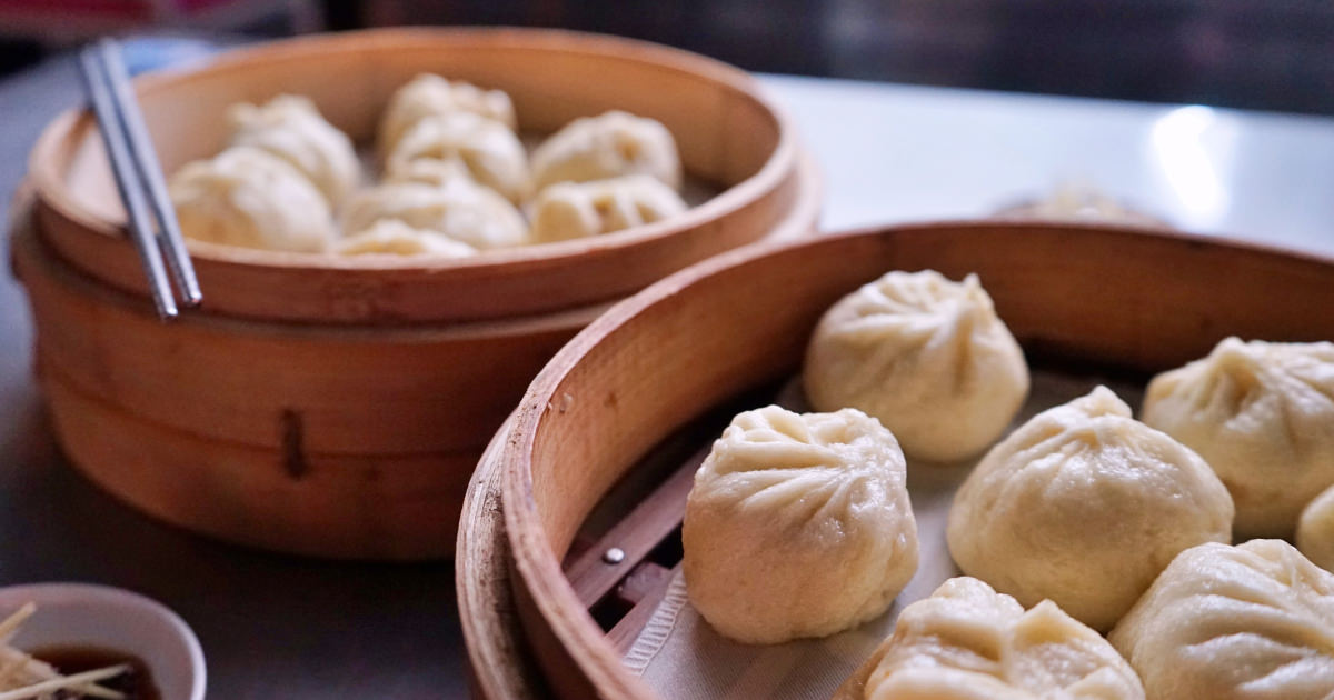 忠孝路小籠包|台中忠孝夜市銅板美食，八顆60元的小籠包營業到凌晨，晚餐宵夜都可食！