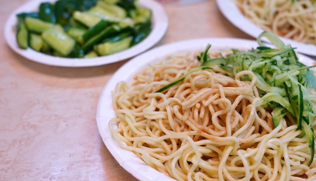 高家涼麵|台北忠孝復興站的巷弄銅板美食，涼麵味噌湯配爵士樂，氣氛超融洽！