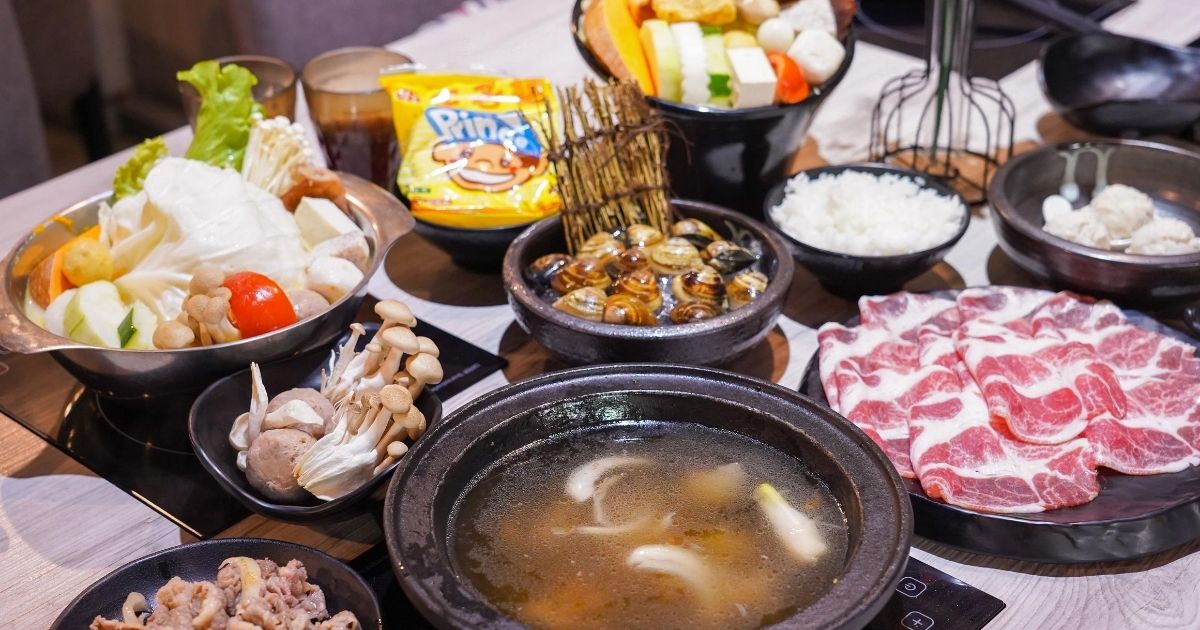 成石鍋物 |台中北區石頭火鍋桌邊炒，商業午餐150元起，內用黑糖珍珠冰、紅茶吃到飽！