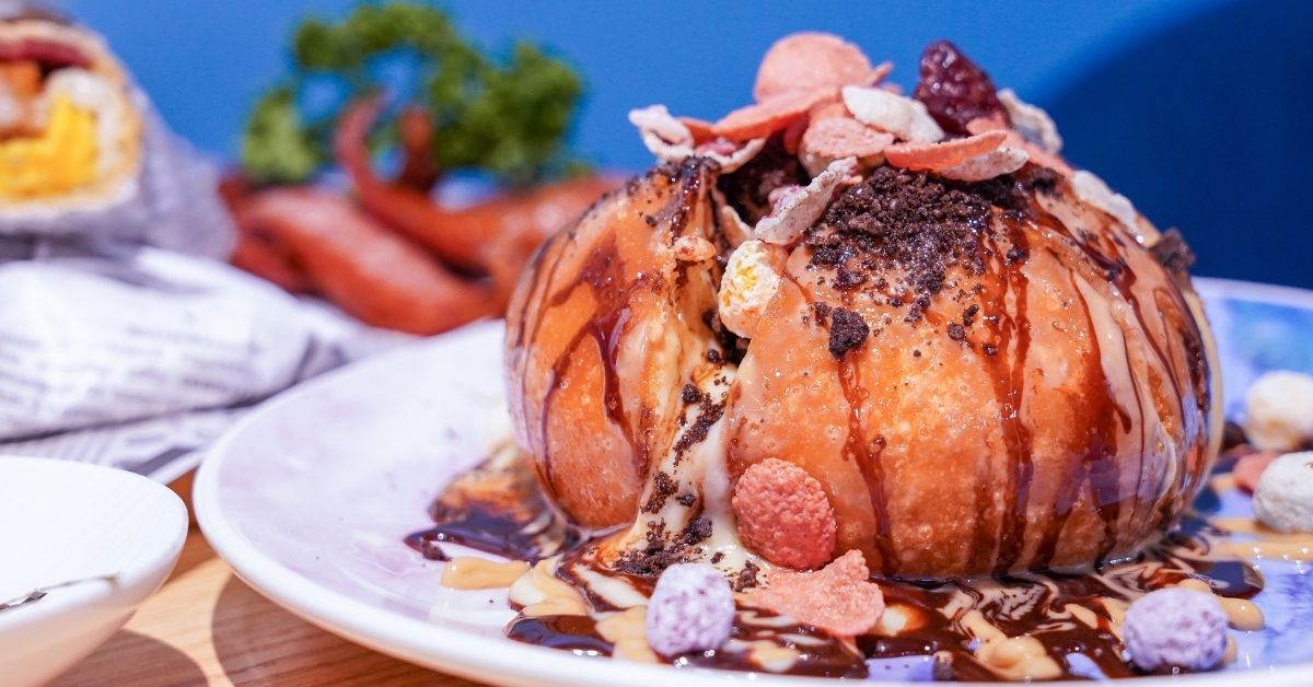 飛娜手作廚房 |早午餐控不要錯過！藏身台中火車站巷弄的異國創意料理，激推爆漿花巧卡士達饅頭、拳擊袋鼠雙節棍