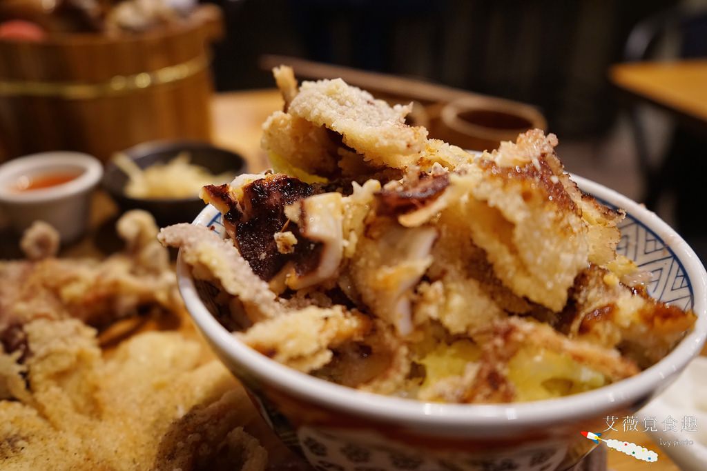 安和明肉食主義 || 台中草悟道附近浮誇系列丼飯，兩隻酥炸大魷魚和爐烤半雞撐到爆，還是寵物友善餐廳！
