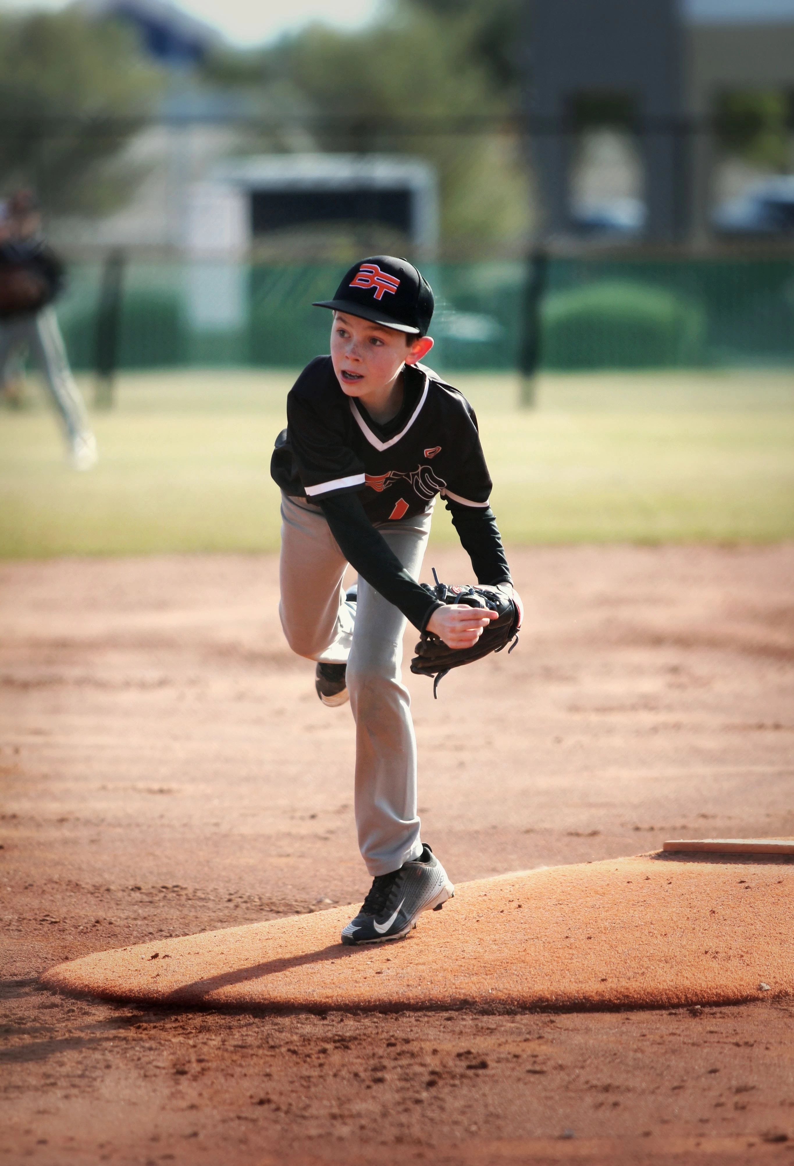 野球肘の治療にオステオパシー整体、高槻駅・高槻市駅から12分、高槻市役所すぐ