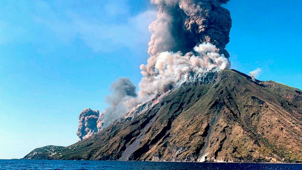 Huge Eruption of Italian Volcano Sends Ash Hundreds of Feet into the