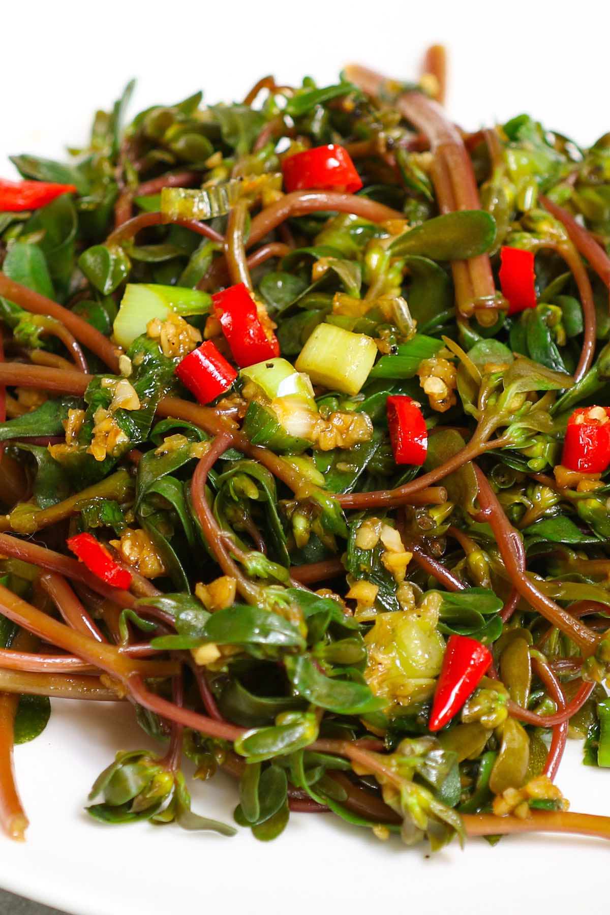 Edible Purslane Weeds and Easy Purslane Recipe (+ Health Benefits)