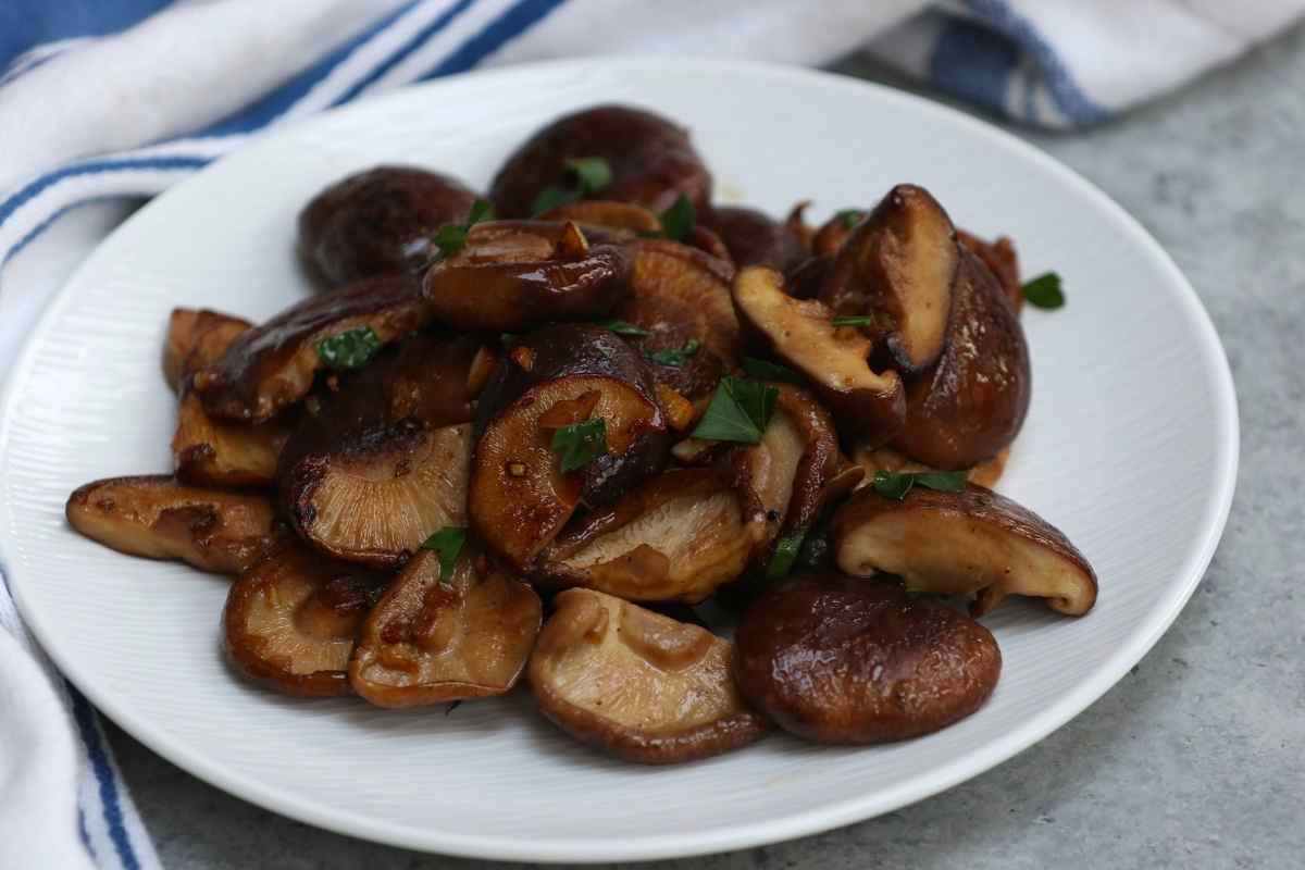 Best Sautéed Shiitake Mushroom Recipe (+Benefits and Nutrition