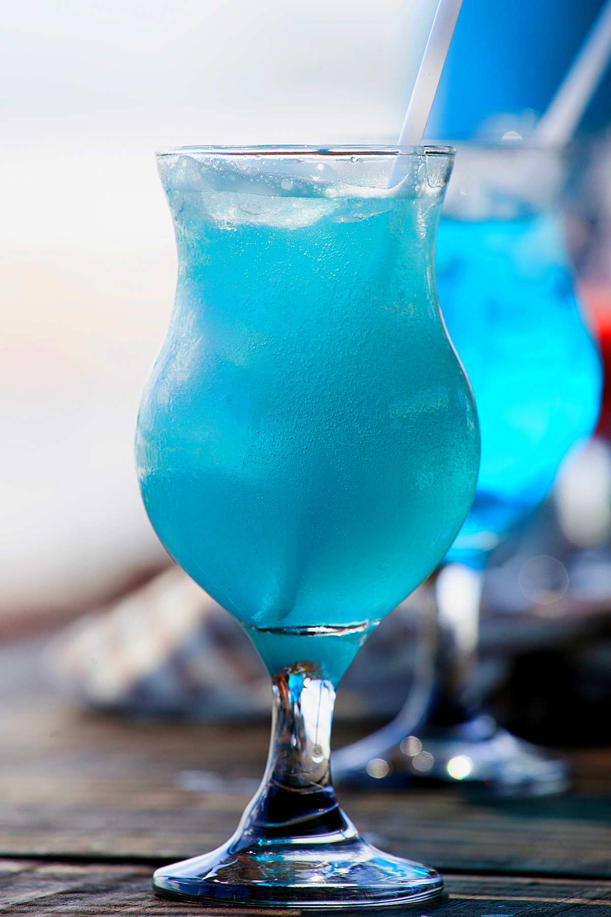 Best Blue Curaçao Drinks (Blue Curaçao Cocktails) IzzyCooking