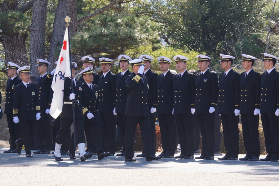 海上自衛隊幹部候補生学校 - Wikipedia 幹部候補生学校 卒業式