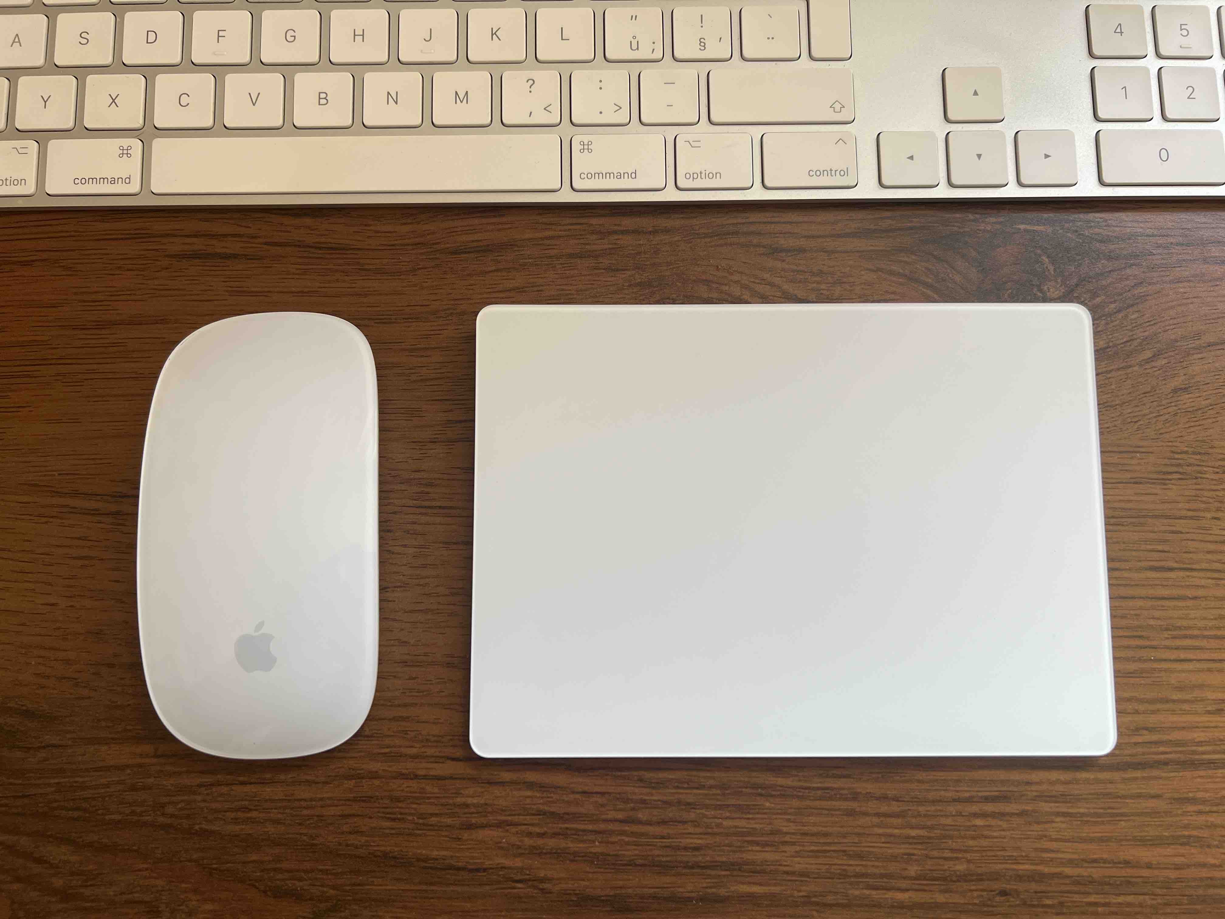 Magic Trackpad vs. Magic Mouse Co se vyplatí? Jablíčkář.cz
