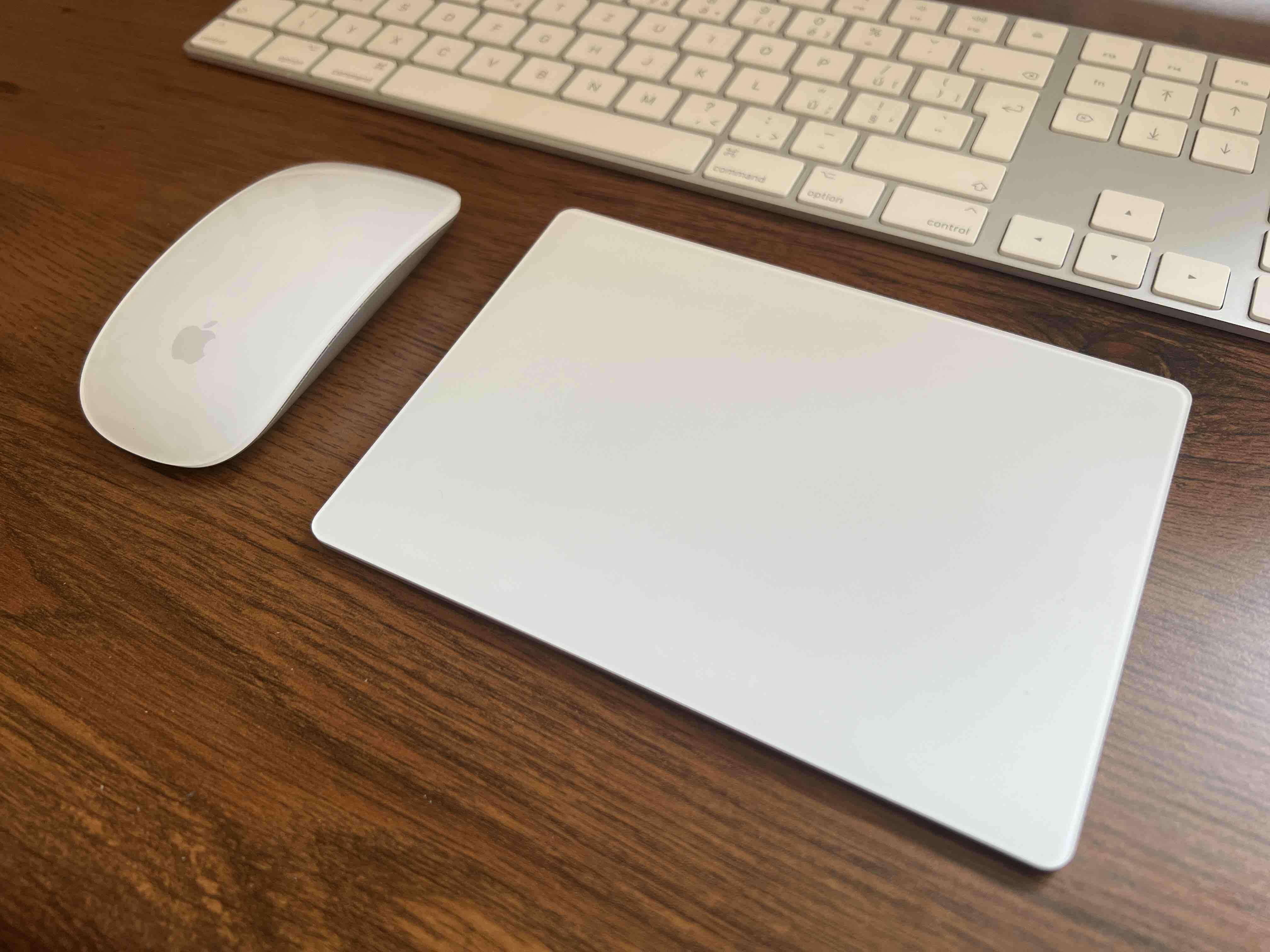 Magic Trackpad vs. Magic Mouse Co se vyplatí? Jablíčkář.cz
