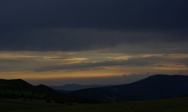 Prawie pięćdziesiąt kilometrów na zachód i 1012 m n.p.m. trzygwiazdkowy hotel i charakterystyczna wieża nadajnika telewizyjnego w promieniach zachodzącego słońca.