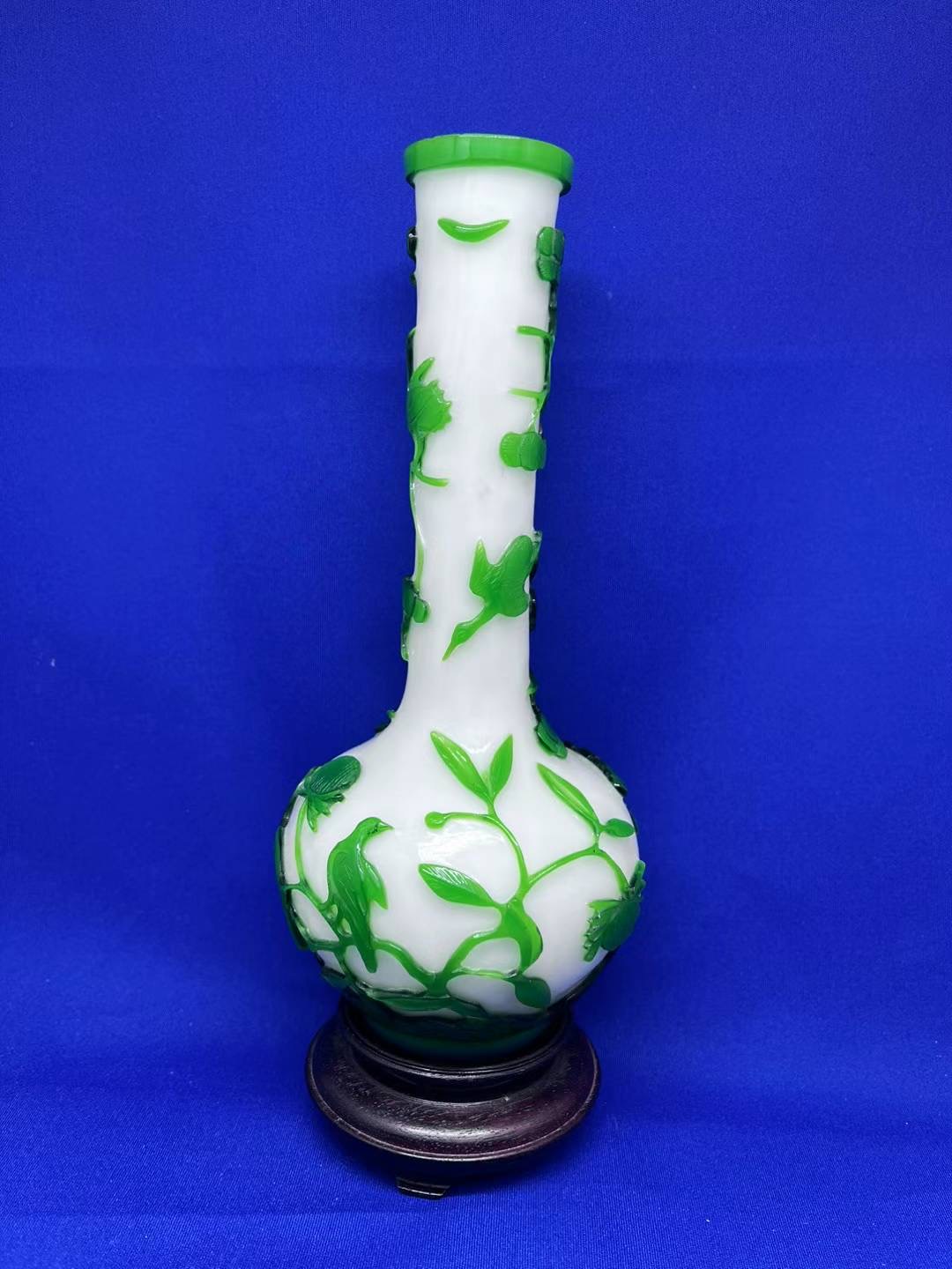 0186清中捏白底绿料长颈瓶 Qing dynasty whitebodied greenglazed longnecked vase