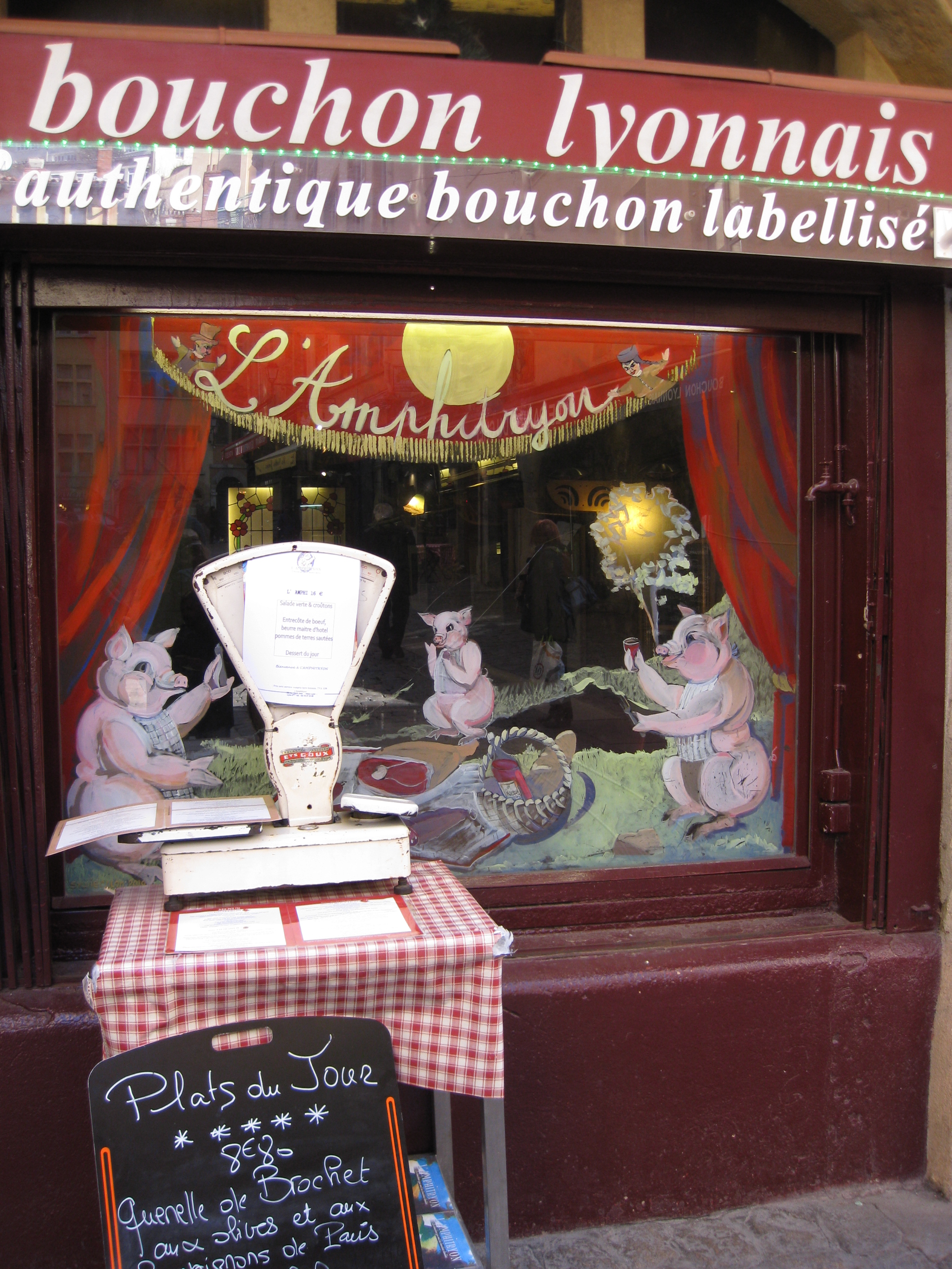 What Is A Lyonnaise Bouchon? - MORE TIME TO TRAVEL