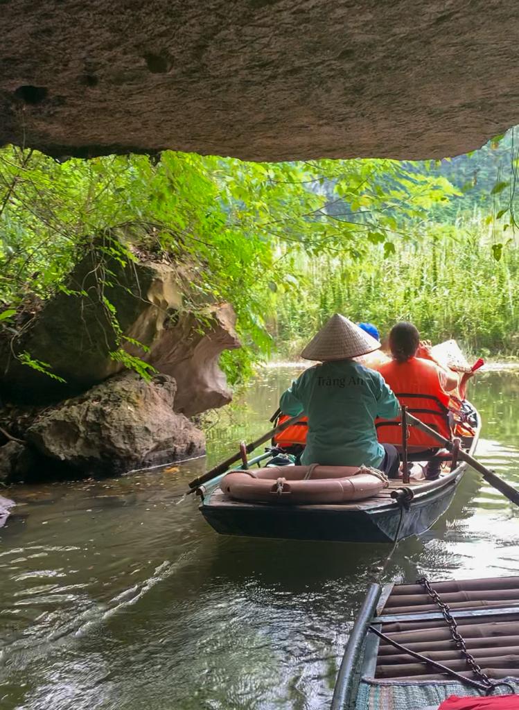 first solo budget trip - therapeutic 3 hours boat tour in Trang An, Ning Binh