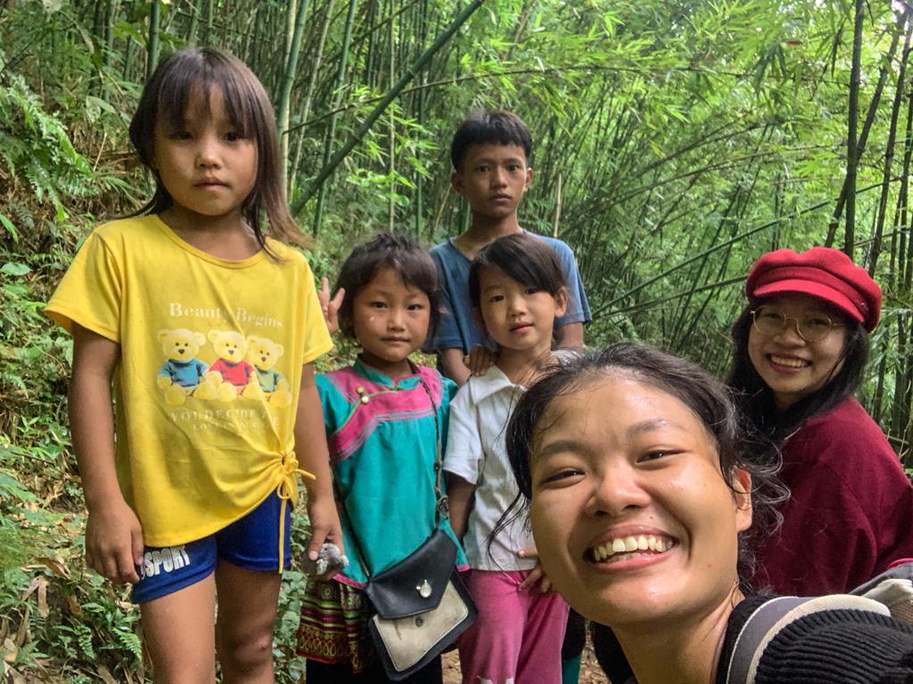 budget travel itinerary - impromptu hiking with village children at Sapa